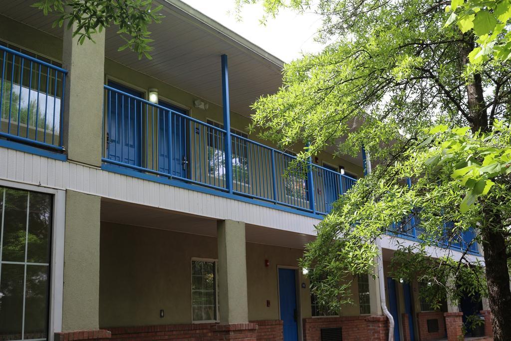 Magnolia Bay Hotel & Suites Jonesboro Exterior photo