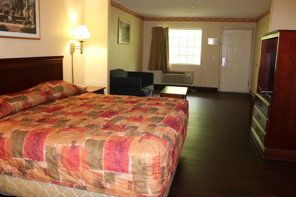 Magnolia Bay Hotel & Suites Jonesboro Exterior photo